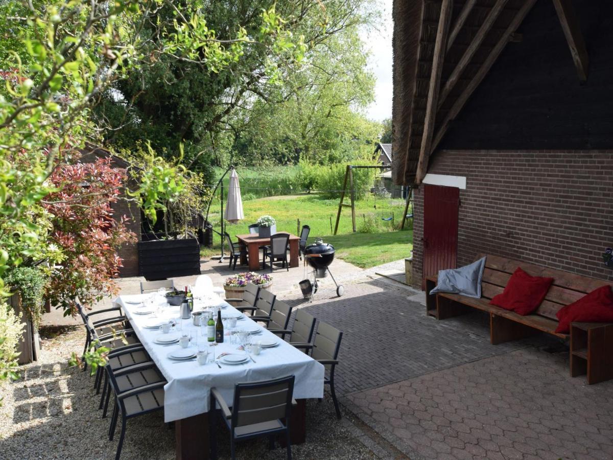 Quaint Farmhouse Near River In Oosterwijk 리에르담 외부 사진