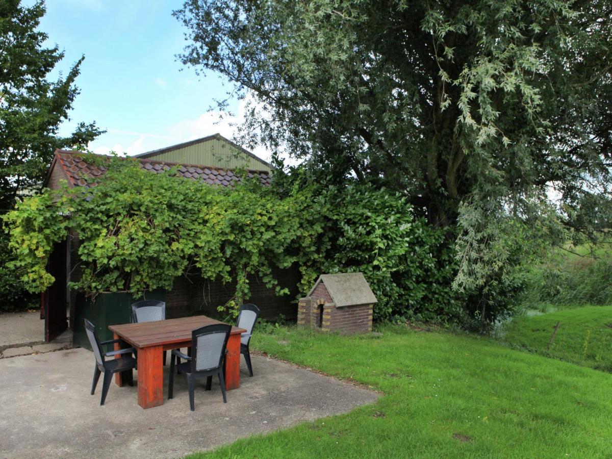 Quaint Farmhouse Near River In Oosterwijk 리에르담 외부 사진